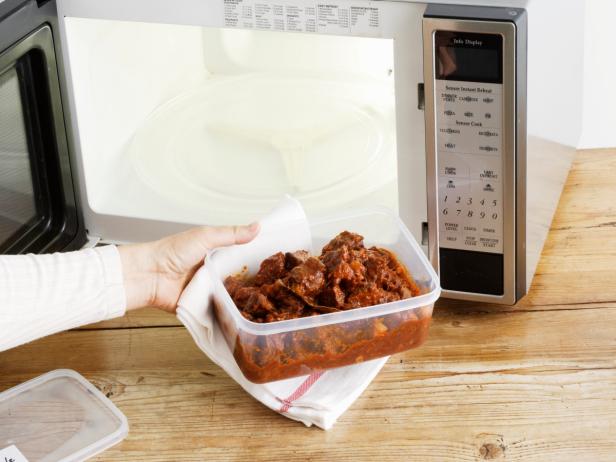 Still microwaving your lunch in plastic container?