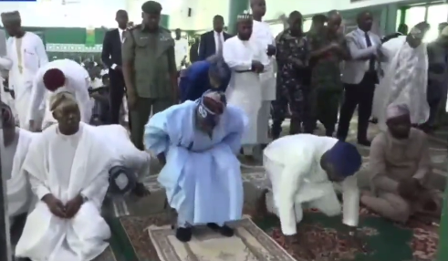 VIDEO: Nigerians weigh in as Tinubu observes Jumat prayer from chair