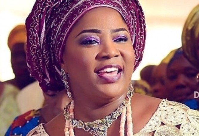 VIDEO: MC goes gaga announcing ‘First Daughter of Nigeria’ arrival at wedding party