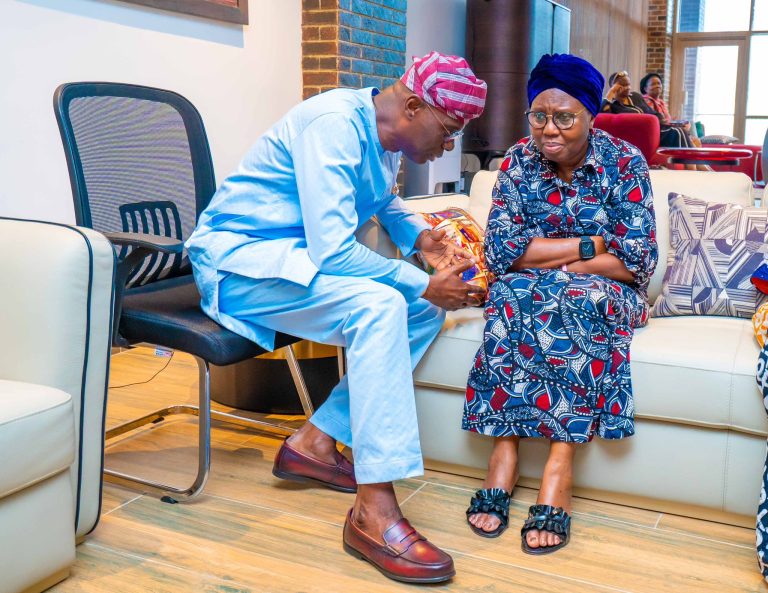 PHOTOS: Sanwo-Olu visits Akeredolu’s family