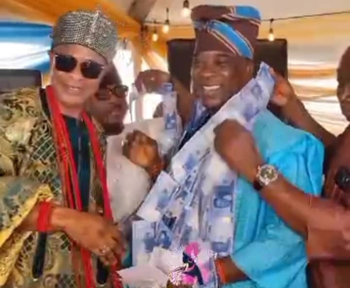 VIDEO: Suspension of Ogun monarch kissing, decking KWAM 1 with garlands of Naira