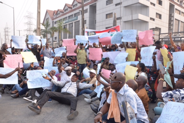 Workers protest ban of alcohol in sachets