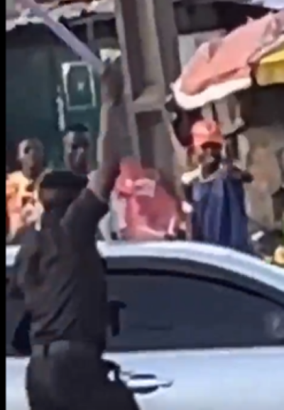VIDEO: Policemen attack car