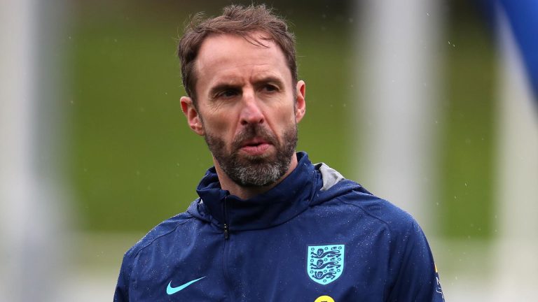 British football fans throw beer cups at Southgate after draw with Slovenia