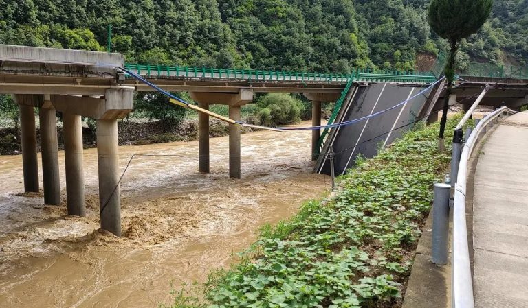 20 vehicles missing, 11 bodies recovered as Chinese bridge collapses