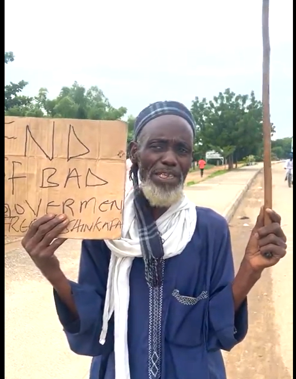 VIDEO: Elderly man in solo protest in Kano