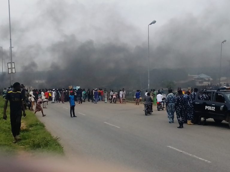 Protesters block Keffi-Abuja highway