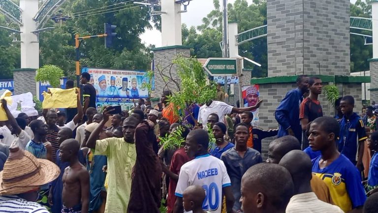 Sokoto protesters barricade roads, Govt House, urge reintroduction of fuel subsidy