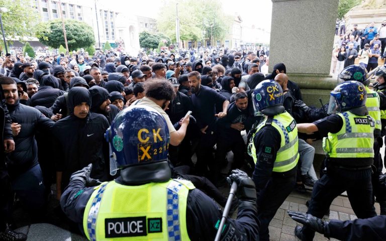 Far-Right and Muslims clash in fresh UK riots